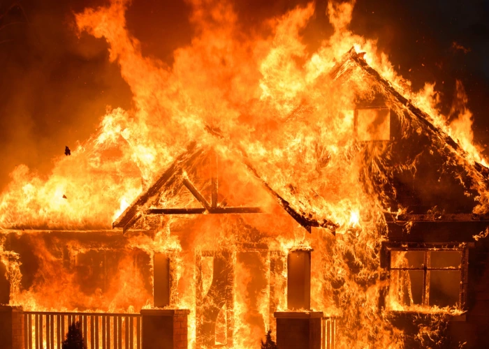 خانه در حال سوختن بدون بیمه آتش‌سوزی